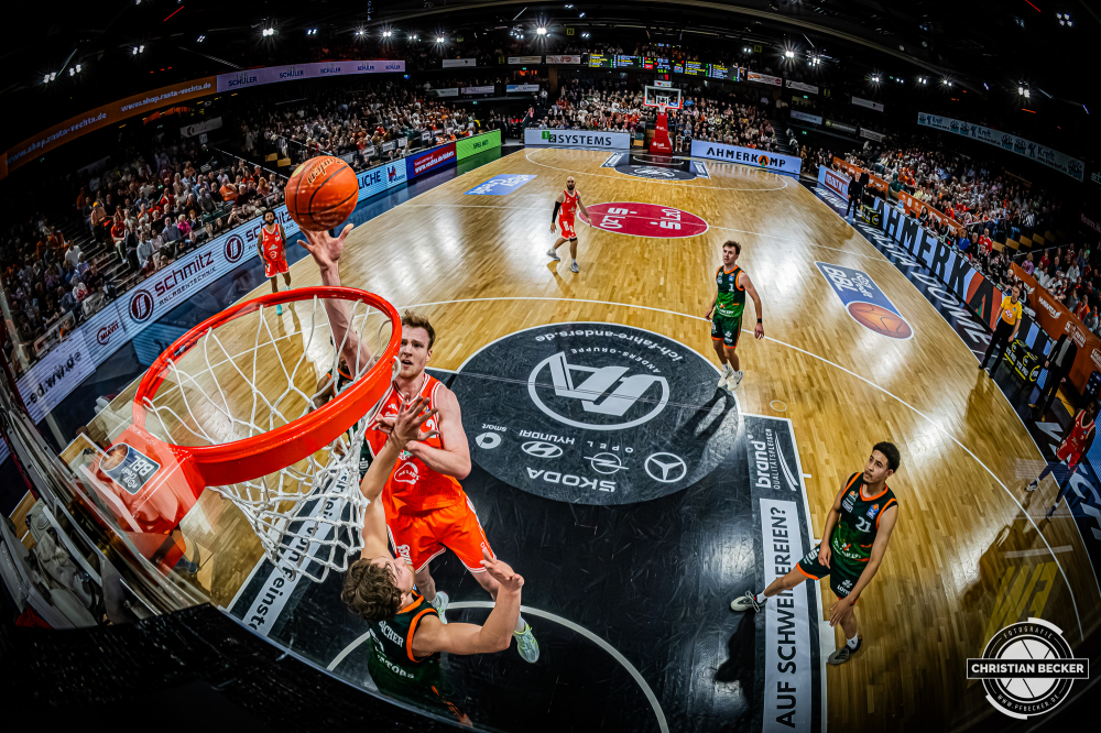 1. Basketball Bundesliga, easyCredit BBL, Saison 2025/2026, Herren, Hauptrunde, 29. Spieltag, 11.04.2026, RASTA Vechta - Gladiators Trier
Lars Thiemann (#21 - RASTA Vechta) beim Korbleger
Schlüsselwörter: 1. Bundesliga;11.04.2026;29. Spieltag;BBL;Basketball;Gladiators;Hauptrunde;Liga;RASTA;RASTA Dome;Saison 2025/2026;Trier;VET-CONCEPT;Vechta;easycredit