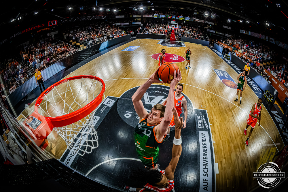 1. Basketball Bundesliga, easyCredit BBL, Saison 2025/2026, Herren, Hauptrunde, 29. Spieltag, 11.04.2026, RASTA Vechta - Gladiators Trier
Marten Linssen (#12 - VET-CONCEPT Gladiators Trier) beim Dunk
Schlüsselwörter: 1. Bundesliga;11.04.2026;29. Spieltag;BBL;Basketball;Gladiators;Hauptrunde;Liga;RASTA;RASTA Dome;Saison 2025/2026;Trier;VET-CONCEPT;Vechta;easycredit