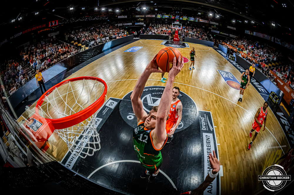 1. Basketball Bundesliga, easyCredit BBL, Saison 2025/2026, Herren, Hauptrunde, 29. Spieltag, 11.04.2026, RASTA Vechta - Gladiators Trier
Marten Linssen (#12 - VET-CONCEPT Gladiators Trier) beim Dunk
Schlüsselwörter: 1. Bundesliga;11.04.2026;29. Spieltag;BBL;Basketball;Gladiators;Hauptrunde;Liga;RASTA;RASTA Dome;Saison 2025/2026;Trier;VET-CONCEPT;Vechta;easycredit