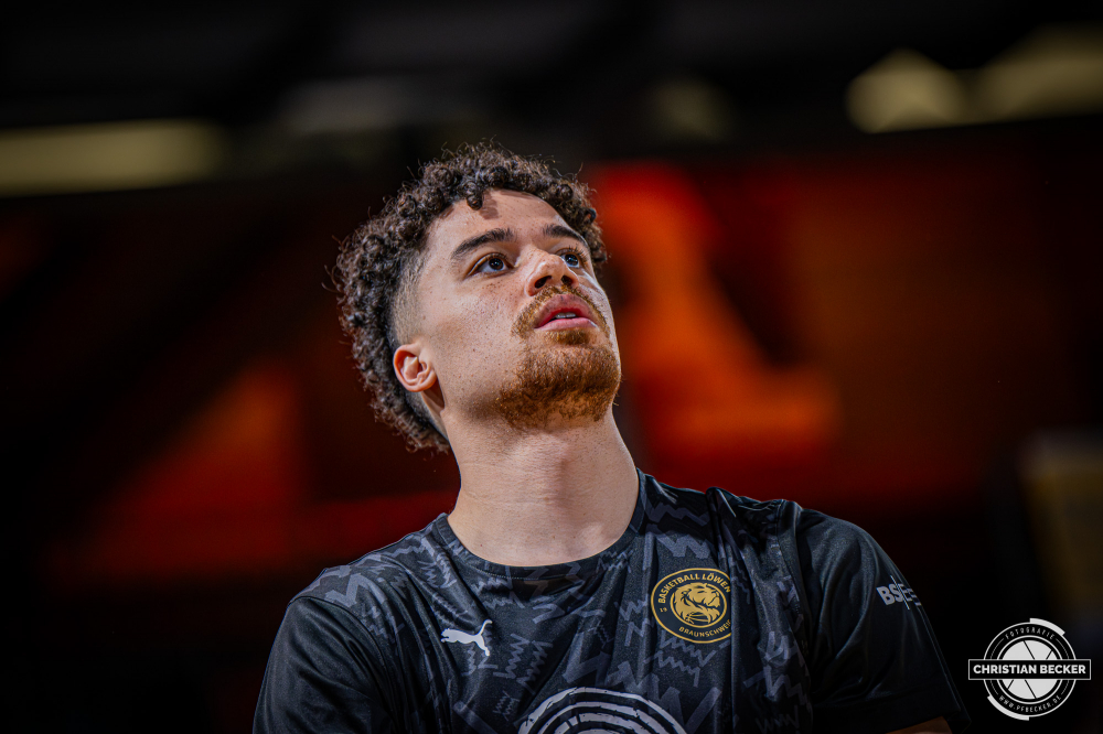 1. Basketball Bundesliga, easyCredit BBL, Saison 2025/2026, Herren, Hauptrunde, 31. Spieltag, 24.04.2026, RASTA Vechta - L&ouml;wen Braunschweig
Joshua Obiesie (#8 - Basketball L&ouml;wen Braunschweig) vor der Partie
Schlüsselwörter: 1. Bundesliga;24.04.2026;31. Spieltag;BBL;Basketball;Braunschweig;Hauptrunde;Liga;L&ouml;wen;RASTA;RASTA Dome;Saison 2025/2026;Vechta;easycredit