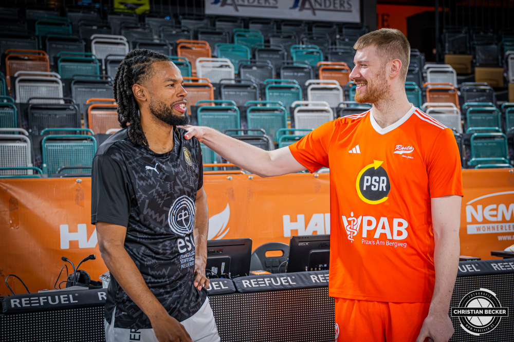 1. Basketball Bundesliga, easyCredit BBL, Saison 2025/2026, Herren, Hauptrunde, 31. Spieltag, 24.04.2026, RASTA Vechta - L&ouml;wen Braunschweig
Chip Flanigan (#30 - Basketball L&ouml;wen Braunschweig) und Luc van Slooten (#6 - RASTA Vechta) vor der Partie
Schlüsselwörter: 1. Bundesliga;24.04.2026;31. Spieltag;BBL;Basketball;Braunschweig;Hauptrunde;Liga;L&ouml;wen;RASTA;RASTA Dome;Saison 2025/2026;Vechta;easycredit