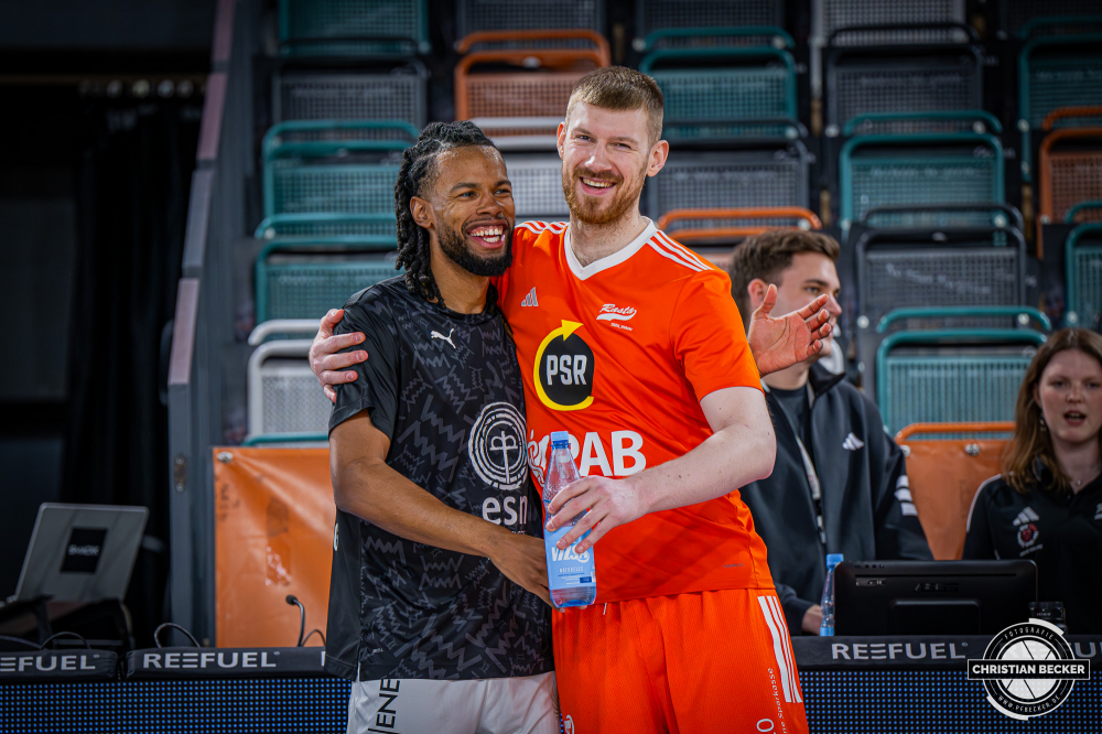 1. Basketball Bundesliga, easyCredit BBL, Saison 2025/2026, Herren, Hauptrunde, 31. Spieltag, 24.04.2026, RASTA Vechta - L&ouml;wen Braunschweig
Chip Flanigan (#30 - Basketball L&ouml;wen Braunschweig) und Luc van Slooten (#6 - RASTA Vechta) vor der Partie
Schlüsselwörter: 1. Bundesliga;24.04.2026;31. Spieltag;BBL;Basketball;Braunschweig;Hauptrunde;Liga;L&ouml;wen;RASTA;RASTA Dome;Saison 2025/2026;Vechta;easycredit