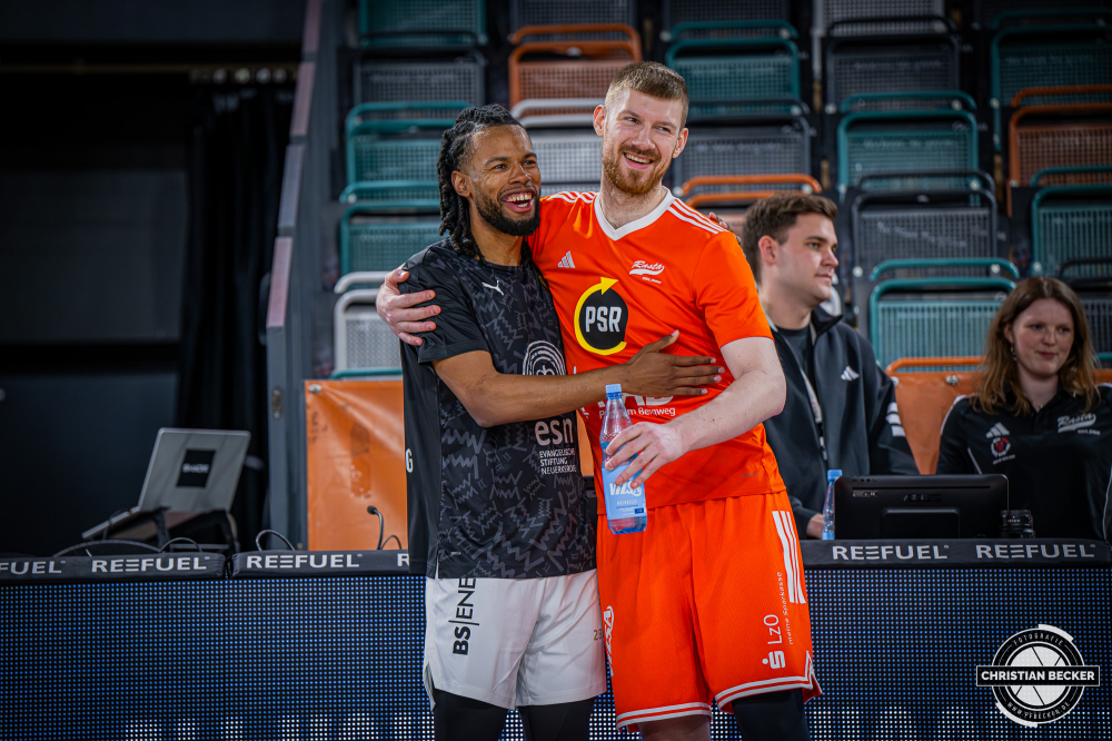 1. Basketball Bundesliga, easyCredit BBL, Saison 2025/2026, Herren, Hauptrunde, 31. Spieltag, 24.04.2026, RASTA Vechta - L&ouml;wen Braunschweig
Chip Flanigan (#30 - Basketball L&ouml;wen Braunschweig) und Luc van Slooten (#6 - RASTA Vechta) vor der Partie
Schlüsselwörter: 1. Bundesliga;24.04.2026;31. Spieltag;BBL;Basketball;Braunschweig;Hauptrunde;Liga;L&ouml;wen;RASTA;RASTA Dome;Saison 2025/2026;Vechta;easycredit