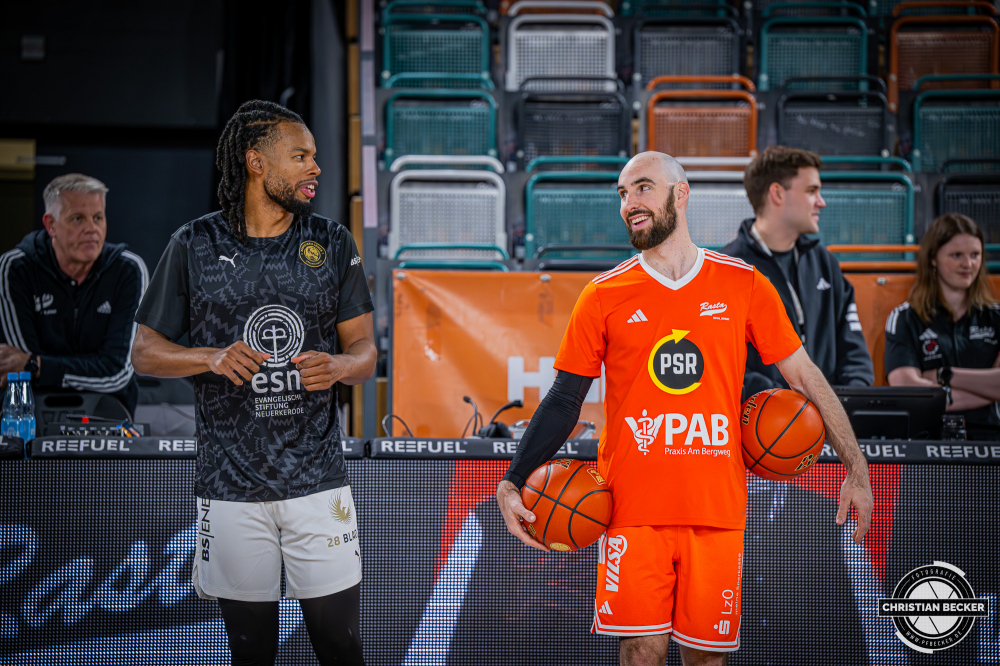 1. Basketball Bundesliga, easyCredit BBL, Saison 2025/2026, Herren, Hauptrunde, 31. Spieltag, 24.04.2026, RASTA Vechta - L&ouml;wen Braunschweig
Chip Flanigan (#30 - Basketball L&ouml;wen Braunschweig) und Tommy Kuhse (#12 - RASTA Vechta) vor der Partie
Schlüsselwörter: 1. Bundesliga;24.04.2026;31. Spieltag;BBL;Basketball;Braunschweig;Hauptrunde;Liga;L&ouml;wen;RASTA;RASTA Dome;Saison 2025/2026;Vechta;easycredit