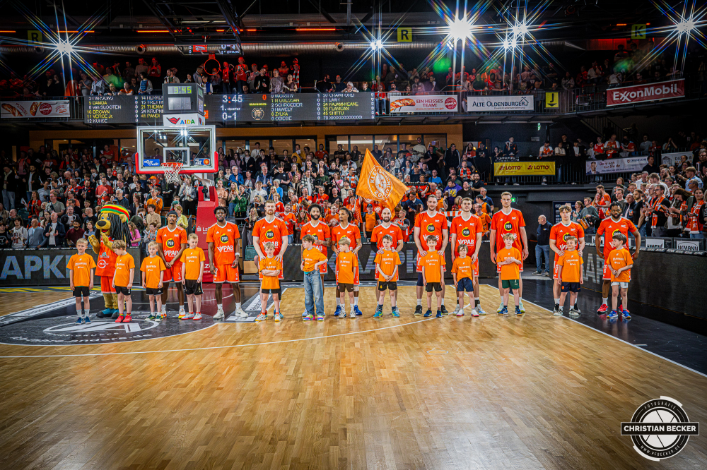 1. Basketball Bundesliga, easyCredit BBL, Saison 2025/2026, Herren, Hauptrunde, 31. Spieltag, 24.04.2026, RASTA Vechta - L&ouml;wen Braunschweig
Das Team von RASTA Vechta und die Einlaufkinder vor der Partie
Schlüsselwörter: 1. Bundesliga;24.04.2026;31. Spieltag;BBL;Basketball;Braunschweig;Hauptrunde;Liga;L&ouml;wen;RASTA;RASTA Dome;Saison 2025/2026;Vechta;easycredit