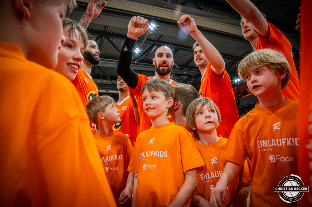 1. Basketball Bundesliga, easyCredit BBL, Saison 2025/2026, Herren, Hauptrunde, 31. Spieltag, 24.04.2026, RASTA Vechta - L&ouml;wen Braunschweig
Das Team von RASTA Vechta und die Einlaufkinder vor der Partie
Schlüsselwörter: 1. Bundesliga;24.04.2026;31. Spieltag;BBL;Basketball;Braunschweig;Hauptrunde;Liga;L&ouml;wen;RASTA;RASTA Dome;Saison 2025/2026;Vechta;easycredit