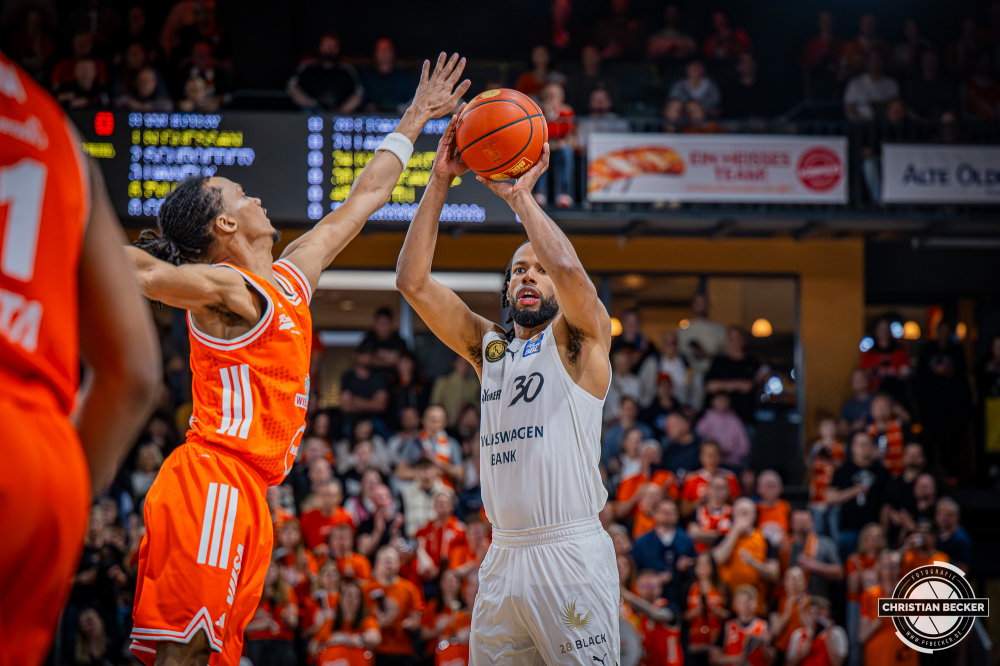 1. Basketball Bundesliga, easyCredit BBL, Saison 2025/2026, Herren, Hauptrunde, 31. Spieltag, 24.04.2026, RASTA Vechta - L&ouml;wen Braunschweig
Chip Flanigan (#30 - Basketball L&ouml;wen Braunschweig) beim Jumpshot
Schlüsselwörter: 1. Bundesliga;24.04.2026;31. Spieltag;BBL;Basketball;Braunschweig;Hauptrunde;Liga;L&ouml;wen;RASTA;RASTA Dome;Saison 2025/2026;Vechta;easycredit