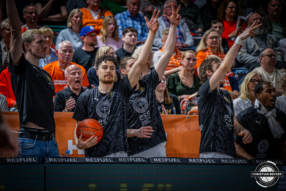 1. Basketball Bundesliga, easyCredit BBL, Saison 2025/2026, Herren, Hauptrunde, 31. Spieltag, 24.04.2026, RASTA Vechta - L&ouml;wen Braunschweig
Das Team der Basketball L&ouml;wen Braunschweig w&auml;hrend der Partie
Schlüsselwörter: 1. Bundesliga;24.04.2026;31. Spieltag;BBL;Basketball;Braunschweig;Hauptrunde;Liga;L&ouml;wen;RASTA;RASTA Dome;Saison 2025/2026;Vechta;easycredit