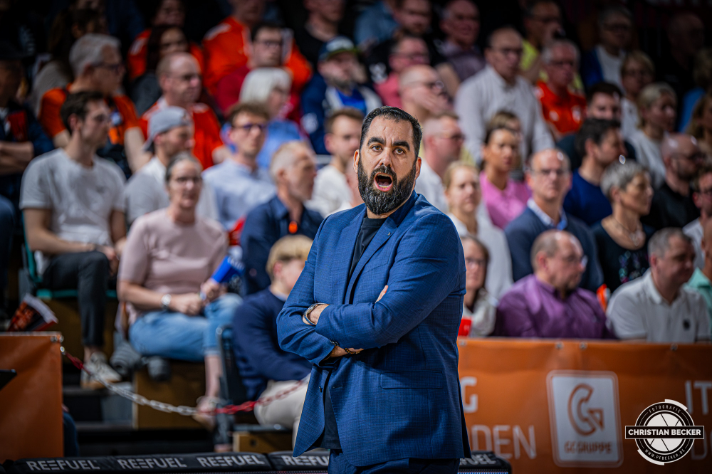 1. Basketball Bundesliga, easyCredit BBL, Saison 2025/2026, Herren, Hauptrunde, 31. Spieltag, 24.04.2026, RASTA Vechta - L&ouml;wen Braunschweig
Ramon Diaz Sanchez (Head-Coach - Basketball L&ouml;wen Braunschweig) w&auml;hrend der Partie
Schlüsselwörter: 1. Bundesliga;24.04.2026;31. Spieltag;BBL;Basketball;Braunschweig;Hauptrunde;Liga;L&ouml;wen;RASTA;RASTA Dome;Saison 2025/2026;Vechta;easycredit