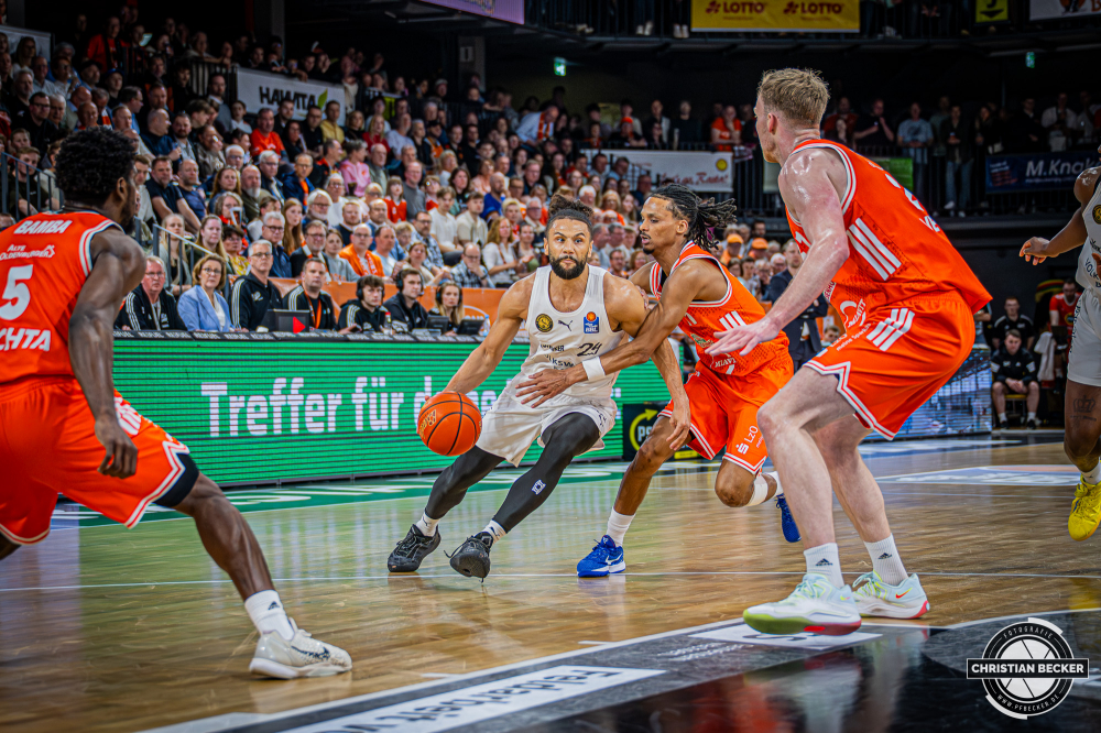 1. Basketball Bundesliga, easyCredit BBL, Saison 2025/2026, Herren, Hauptrunde, 31. Spieltag, 24.04.2026, RASTA Vechta - L&ouml;wen Braunschweig
Kaza Kajami-Keane (#24 - Basketball L&ouml;wen Braunschweig) in Aktion
Schlüsselwörter: 1. Bundesliga;24.04.2026;31. Spieltag;BBL;Basketball;Braunschweig;Hauptrunde;Liga;L&ouml;wen;RASTA;RASTA Dome;Saison 2025/2026;Vechta;easycredit