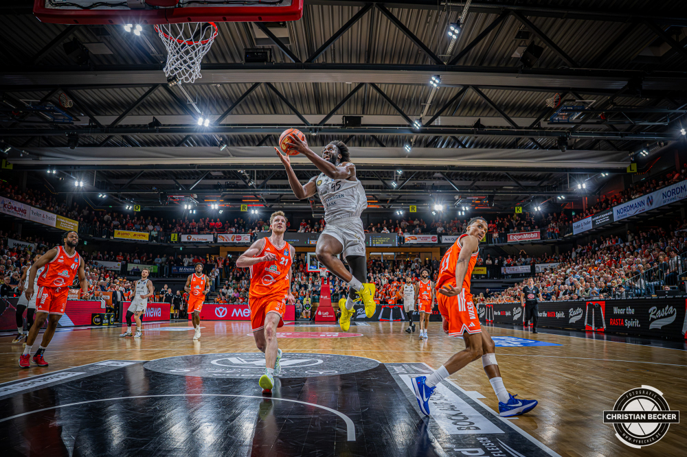 1. Basketball Bundesliga, easyCredit BBL, Saison 2025/2026, Herren, Hauptrunde, 31. Spieltag, 24.04.2026, RASTA Vechta - L&ouml;wen Braunschweig
Oluwasimisola Shittu (#45 - Basketball L&ouml;wen Braunschweig) beim Korbleger
Schlüsselwörter: 1. Bundesliga;24.04.2026;31. Spieltag;BBL;Basketball;Braunschweig;Hauptrunde;Liga;L&ouml;wen;RASTA;RASTA Dome;Saison 2025/2026;Vechta;easycredit