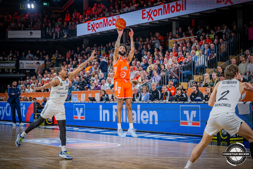 1. Basketball Bundesliga, easyCredit BBL, Saison 2025/2026, Herren, Hauptrunde, 31. Spieltag, 24.04.2026, RASTA Vechta - L&ouml;wen Braunschweig
Tevin Brown (#10 - RASTA Vechta) beim Jumpshot
Schlüsselwörter: 1. Bundesliga;24.04.2026;31. Spieltag;BBL;Basketball;Braunschweig;Hauptrunde;Liga;L&ouml;wen;RASTA;RASTA Dome;Saison 2025/2026;Vechta;easycredit