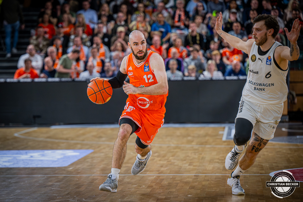 1. Basketball Bundesliga, easyCredit BBL, Saison 2025/2026, Herren, Hauptrunde, 31. Spieltag, 24.04.2026, RASTA Vechta - L&ouml;wen Braunschweig
Tommy Kuhse (#12 - RASTA Vechta) in Aktion
Schlüsselwörter: 1. Bundesliga;24.04.2026;31. Spieltag;BBL;Basketball;Braunschweig;Hauptrunde;Liga;L&ouml;wen;RASTA;RASTA Dome;Saison 2025/2026;Vechta;easycredit