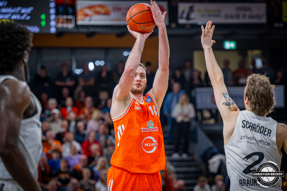 1. Basketball Bundesliga, easyCredit BBL, Saison 2025/2026, Herren, Hauptrunde, 31. Spieltag, 24.04.2026, RASTA Vechta - L&ouml;wen Braunschweig
Philipp Herkenhoff (#14 - RASTA Vechta) beim Jumpshot
Schlüsselwörter: 1. Bundesliga;24.04.2026;31. Spieltag;BBL;Basketball;Braunschweig;Hauptrunde;Liga;L&ouml;wen;RASTA;RASTA Dome;Saison 2025/2026;Vechta;easycredit