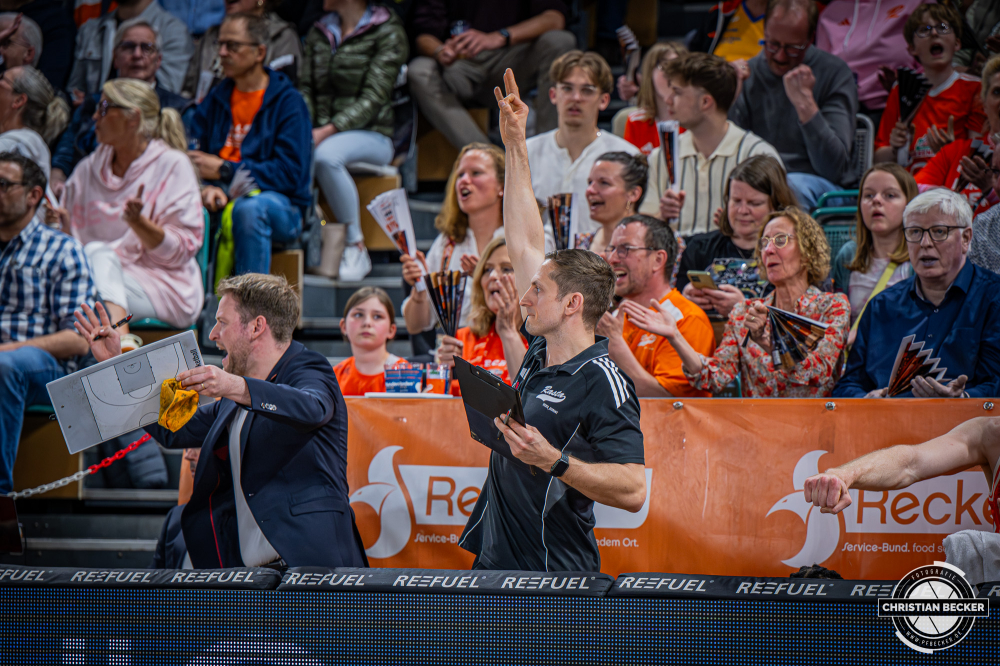 1. Basketball Bundesliga, easyCredit BBL, Saison 2025/2026, Herren, Hauptrunde, 31. Spieltag, 24.04.2026, RASTA Vechta - L&ouml;wen Braunschweig
Domenik Theodorou (Athletic Coach - RASTA Vechta) w&auml;hrend der Partie
Schlüsselwörter: 1. Bundesliga;24.04.2026;31. Spieltag;BBL;Basketball;Braunschweig;Hauptrunde;Liga;L&ouml;wen;RASTA;RASTA Dome;Saison 2025/2026;Vechta;easycredit