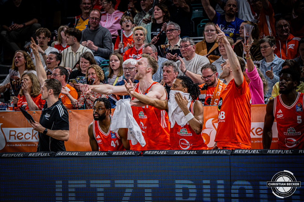 1. Basketball Bundesliga, easyCredit BBL, Saison 2025/2026, Herren, Hauptrunde, 31. Spieltag, 24.04.2026, RASTA Vechta - L&ouml;wen Braunschweig
Das Team von RASTA Vechta zeigt Emotionen w&auml;hrend der Partie
Schlüsselwörter: 1. Bundesliga;24.04.2026;31. Spieltag;BBL;Basketball;Braunschweig;Hauptrunde;Liga;L&ouml;wen;RASTA;RASTA Dome;Saison 2025/2026;Vechta;easycredit