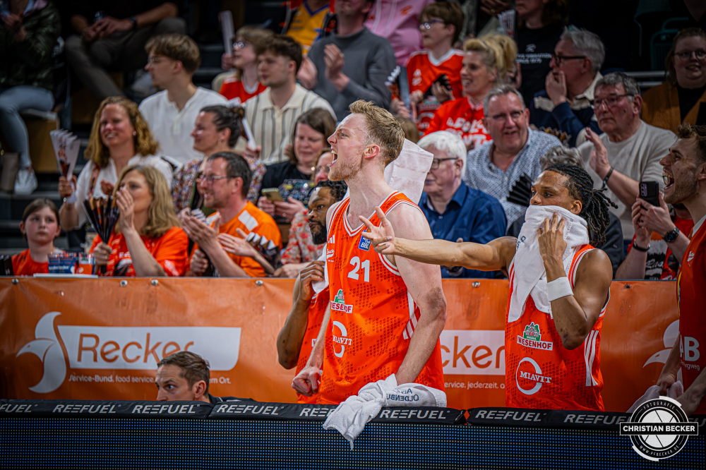 1. Basketball Bundesliga, easyCredit BBL, Saison 2025/2026, Herren, Hauptrunde, 31. Spieltag, 24.04.2026, RASTA Vechta - L&ouml;wen Braunschweig
Lars Thiemann (#21 - RASTA Vechta) zeigt Emotionen w&auml;hrend der Partie
Schlüsselwörter: 1. Bundesliga;24.04.2026;31. Spieltag;BBL;Basketball;Braunschweig;Hauptrunde;Liga;L&ouml;wen;RASTA;RASTA Dome;Saison 2025/2026;Vechta;easycredit