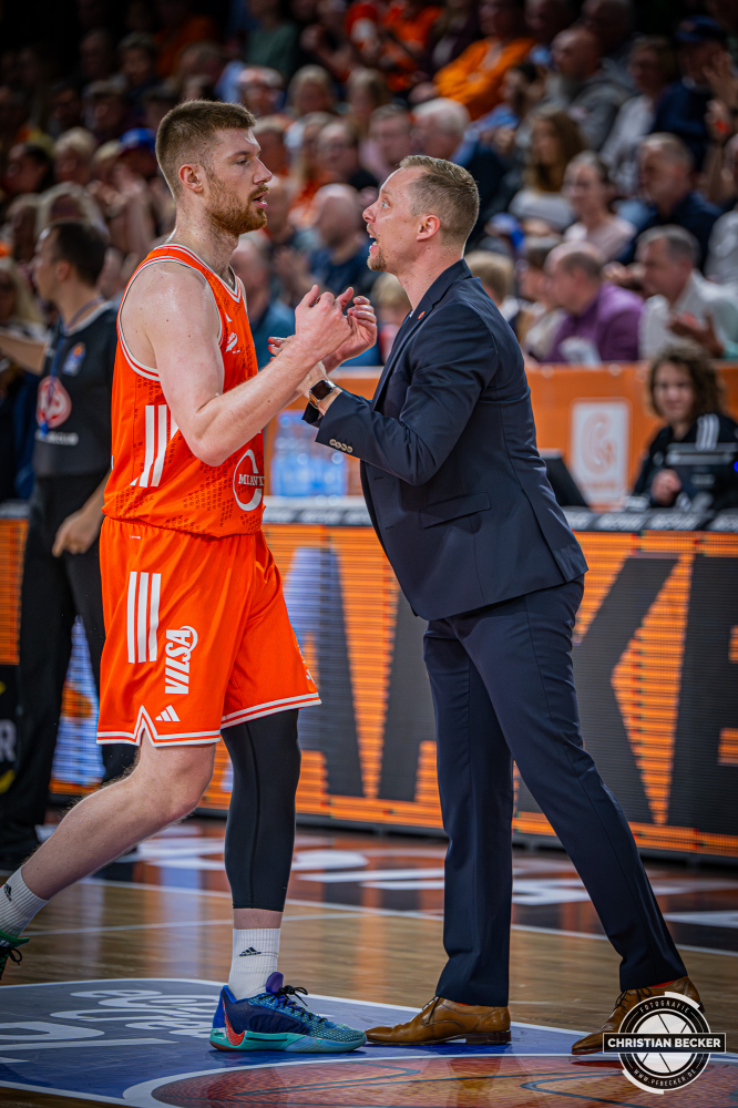 1. Basketball Bundesliga, easyCredit BBL, Saison 2025/2026, Herren, Hauptrunde, 31. Spieltag, 24.04.2026, RASTA Vechta - L&ouml;wen Braunschweig
Christian Held (Head-Coach - RASTA Vechta) im Gespr&auml;ch mit Luc van Slooten (#6 - RASTA Vechta) w&auml;hrend der Partie
Schlüsselwörter: 1. Bundesliga;24.04.2026;31. Spieltag;BBL;Basketball;Braunschweig;Hauptrunde;Liga;L&ouml;wen;RASTA;RASTA Dome;Saison 2025/2026;Vechta;easycredit