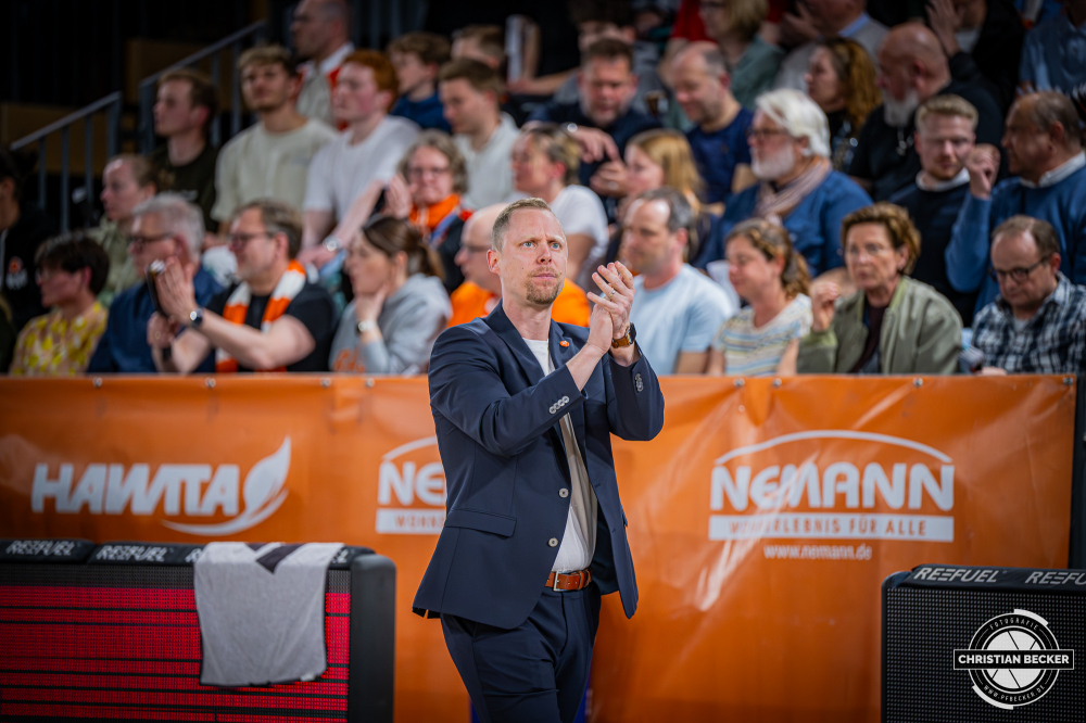 1. Basketball Bundesliga, easyCredit BBL, Saison 2025/2026, Herren, Hauptrunde, 31. Spieltag, 24.04.2026, RASTA Vechta - L&ouml;wen Braunschweig
Christian Held (Head-Coach - RASTA Vechta) w&auml;hrend der Partie
Schlüsselwörter: 1. Bundesliga;24.04.2026;31. Spieltag;BBL;Basketball;Braunschweig;Hauptrunde;Liga;L&ouml;wen;RASTA;RASTA Dome;Saison 2025/2026;Vechta;easycredit