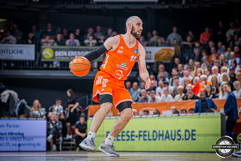 1. Basketball Bundesliga, easyCredit BBL, Saison 2025/2026, Herren, Hauptrunde, 31. Spieltag, 24.04.2026, RASTA Vechta - L&ouml;wen Braunschweig
Tommy Kuhse (#12 - RASTA Vechta) in Aktion
Schlüsselwörter: 1. Bundesliga;24.04.2026;31. Spieltag;BBL;Basketball;Braunschweig;Hauptrunde;Liga;L&ouml;wen;RASTA;RASTA Dome;Saison 2025/2026;Vechta;easycredit