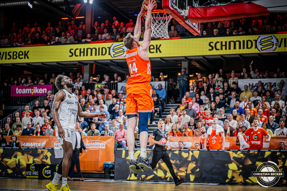 1. Basketball Bundesliga, easyCredit BBL, Saison 2025/2026, Herren, Hauptrunde, 31. Spieltag, 24.04.2026, RASTA Vechta - L&ouml;wen Braunschweig
Philipp Herkenhoff (#14 - RASTA Vechta) beim Dunk
Schlüsselwörter: 1. Bundesliga;24.04.2026;31. Spieltag;BBL;Basketball;Braunschweig;Hauptrunde;Liga;L&ouml;wen;RASTA;RASTA Dome;Saison 2025/2026;Vechta;easycredit