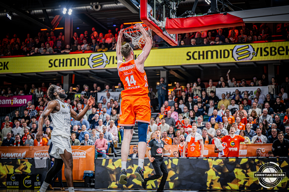 1. Basketball Bundesliga, easyCredit BBL, Saison 2025/2026, Herren, Hauptrunde, 31. Spieltag, 24.04.2026, RASTA Vechta - L&ouml;wen Braunschweig
Philipp Herkenhoff (#14 - RASTA Vechta) beim Dunk
Schlüsselwörter: 1. Bundesliga;24.04.2026;31. Spieltag;BBL;Basketball;Braunschweig;Hauptrunde;Liga;L&ouml;wen;RASTA;RASTA Dome;Saison 2025/2026;Vechta;easycredit