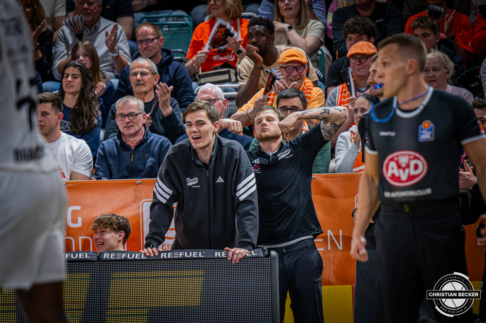 1. Basketball Bundesliga, easyCredit BBL, Saison 2025/2026, Herren, Hauptrunde, 31. Spieltag, 24.04.2026, RASTA Vechta - L&ouml;wen Braunschweig
Joschka Ferner (#9 - RASTA Vechta) und Booker Coplin (#30 - RASTA Vechta) w&auml;hrend der Partie
Schlüsselwörter: 1. Bundesliga;24.04.2026;31. Spieltag;BBL;Basketball;Braunschweig;Hauptrunde;Liga;L&ouml;wen;RASTA;RASTA Dome;Saison 2025/2026;Vechta;easycredit