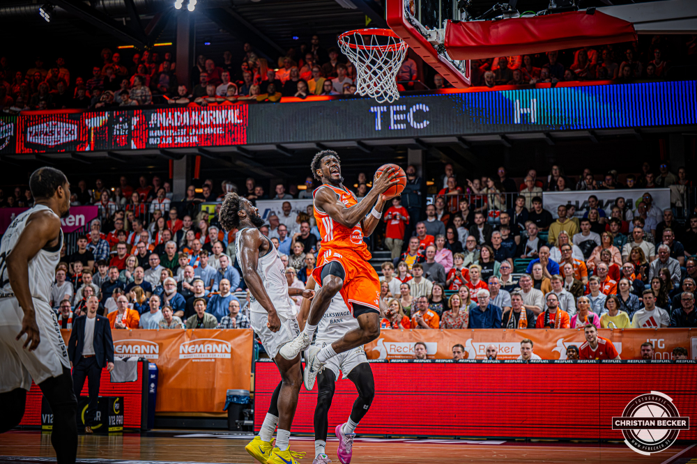 1. Basketball Bundesliga, easyCredit BBL, Saison 2025/2026, Herren, Hauptrunde, 31. Spieltag, 24.04.2026, RASTA Vechta - L&ouml;wen Braunschweig
TJ Bamba (#5 - RASTA Vechta) beim Korbleger
Schlüsselwörter: 1. Bundesliga;24.04.2026;31. Spieltag;BBL;Basketball;Braunschweig;Hauptrunde;Liga;L&ouml;wen;RASTA;RASTA Dome;Saison 2025/2026;Vechta;easycredit