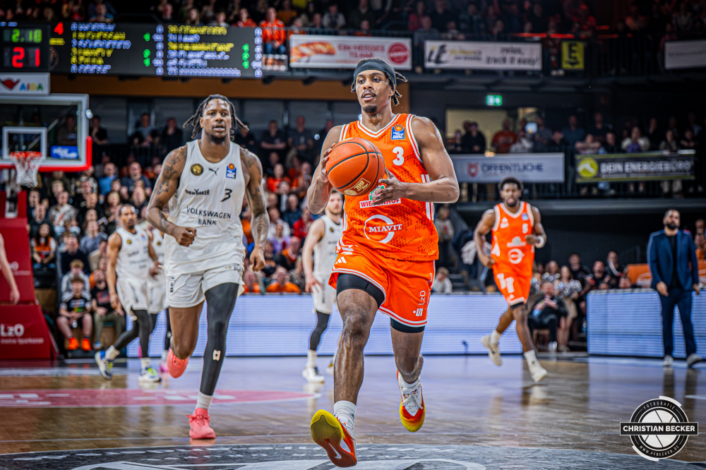 1. Basketball Bundesliga, easyCredit BBL, Saison 2025/2026, Herren, Hauptrunde, 31. Spieltag, 24.04.2026, RASTA Vechta - L&ouml;wen Braunschweig
Malik Parsons (#3 - RASTA Vechta) in Aktion
Schlüsselwörter: 1. Bundesliga;24.04.2026;31. Spieltag;BBL;Basketball;Braunschweig;Hauptrunde;Liga;L&ouml;wen;RASTA;RASTA Dome;Saison 2025/2026;Vechta;easycredit