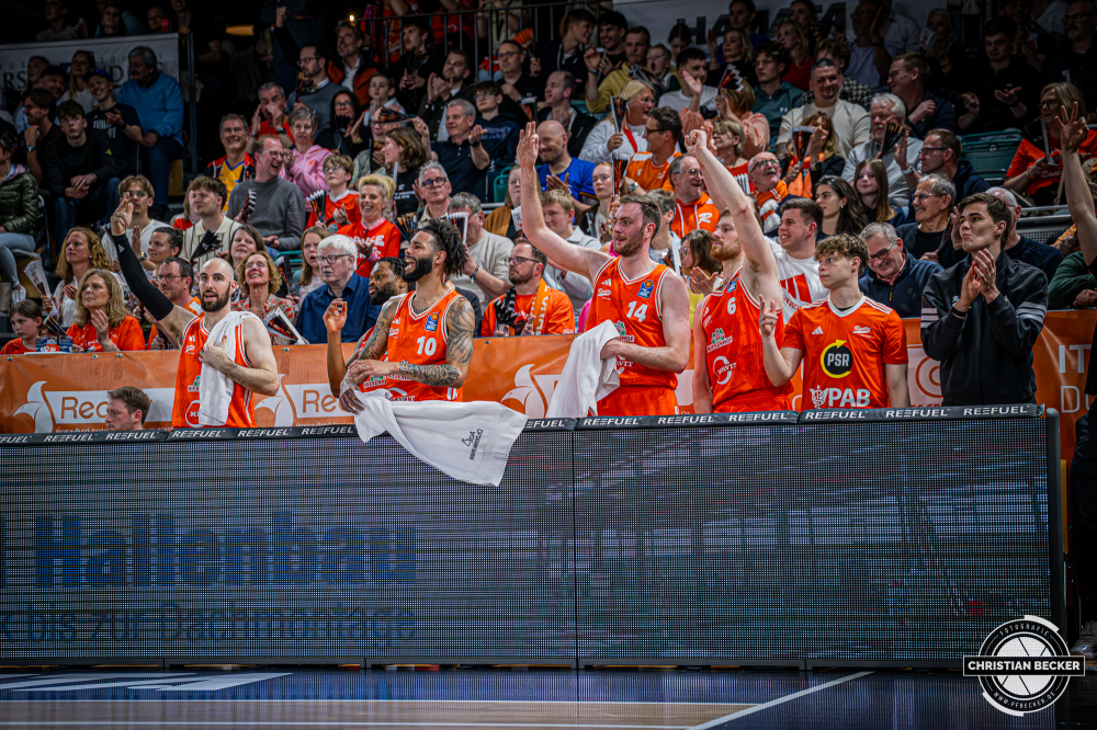 1. Basketball Bundesliga, easyCredit BBL, Saison 2025/2026, Herren, Hauptrunde, 31. Spieltag, 24.04.2026, RASTA Vechta - L&ouml;wen Braunschweig
Das Team von RASTA Vechta zeigt Emotionen w&auml;hrend der Partie
Schlüsselwörter: 1. Bundesliga;24.04.2026;31. Spieltag;BBL;Basketball;Braunschweig;Hauptrunde;Liga;L&ouml;wen;RASTA;RASTA Dome;Saison 2025/2026;Vechta;easycredit
