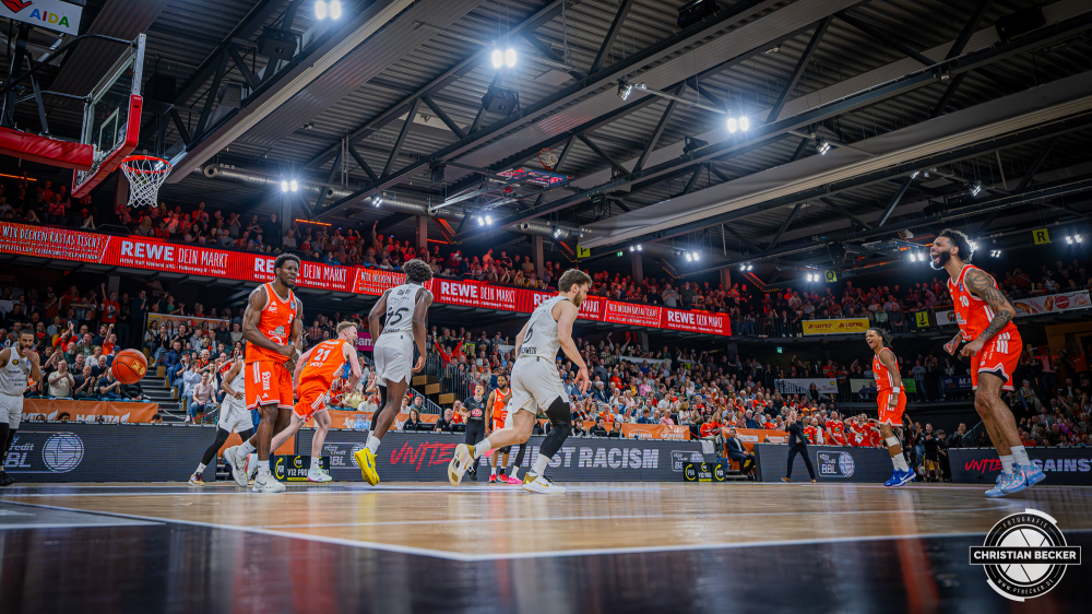 1. Basketball Bundesliga, easyCredit BBL, Saison 2025/2026, Herren, Hauptrunde, 31. Spieltag, 24.04.2026, RASTA Vechta - L&ouml;wen Braunschweig
TJ Bamba (#5 - RASTA Vechta) w&auml;hrend der Partie
Schlüsselwörter: 1. Bundesliga;24.04.2026;31. Spieltag;BBL;Basketball;Braunschweig;Hauptrunde;Liga;L&ouml;wen;RASTA;RASTA Dome;Saison 2025/2026;Vechta;easycredit