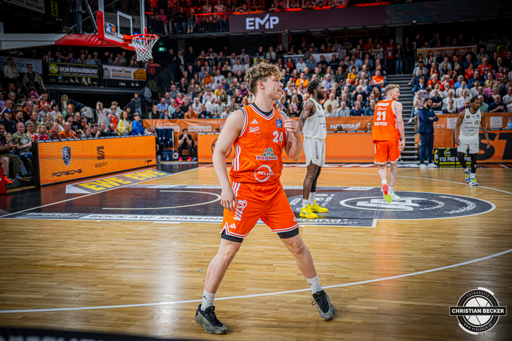 1. Basketball Bundesliga, easyCredit BBL, Saison 2025/2026, Herren, Hauptrunde, 31. Spieltag, 24.04.2026, RASTA Vechta - L&ouml;wen Braunschweig
Roy Krupnikas (#24 - RASTA Vechta) w&auml;hrend der Partie
Schlüsselwörter: 1. Bundesliga;24.04.2026;31. Spieltag;BBL;Basketball;Braunschweig;Hauptrunde;Liga;L&ouml;wen;RASTA;RASTA Dome;Saison 2025/2026;Vechta;easycredit