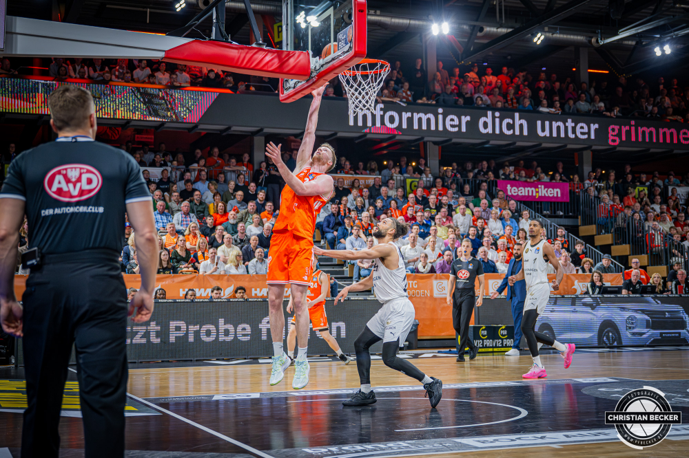 1. Basketball Bundesliga, easyCredit BBL, Saison 2025/2026, Herren, Hauptrunde, 31. Spieltag, 24.04.2026, RASTA Vechta - L&ouml;wen Braunschweig
Lars Thiemann (#21 - RASTA Vechta) beim Korbleger
Schlüsselwörter: 1. Bundesliga;24.04.2026;31. Spieltag;BBL;Basketball;Braunschweig;Hauptrunde;Liga;L&ouml;wen;RASTA;RASTA Dome;Saison 2025/2026;Vechta;easycredit