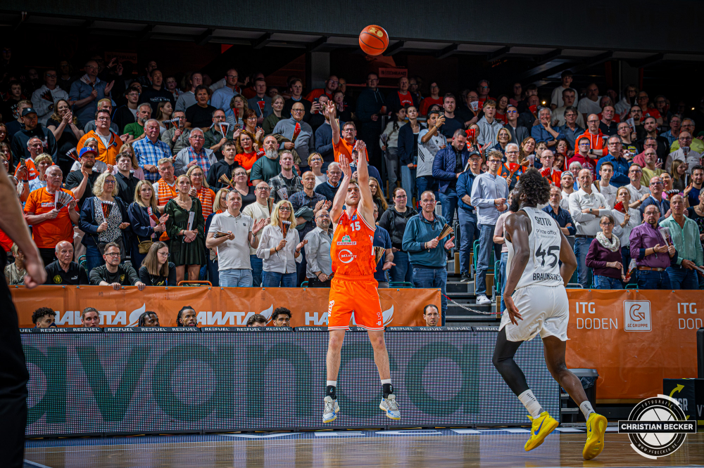 1. Basketball Bundesliga, easyCredit BBL, Saison 2025/2026, Herren, Hauptrunde, 31. Spieltag, 24.04.2026, RASTA Vechta - L&ouml;wen Braunschweig
Linus Trettin (#15 - RASTA Vechta) beim Jumpshot
Schlüsselwörter: 1. Bundesliga;24.04.2026;31. Spieltag;BBL;Basketball;Braunschweig;Hauptrunde;Liga;L&ouml;wen;RASTA;RASTA Dome;Saison 2025/2026;Vechta;easycredit