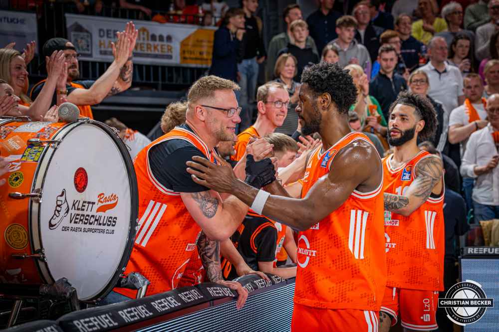 1. Basketball Bundesliga, easyCredit BBL, Saison 2025/2026, Herren, Hauptrunde, 31. Spieltag, 24.04.2026, RASTA Vechta - L&ouml;wen Braunschweig
Klettverschluss (Fanclub - RASTA Vechta) und TJ Bamba (#5 - RASTA Vechta) nach der Partie
Schlüsselwörter: 1. Bundesliga;24.04.2026;31. Spieltag;BBL;Basketball;Braunschweig;Hauptrunde;Liga;L&ouml;wen;RASTA;RASTA Dome;Saison 2025/2026;Vechta;easycredit
