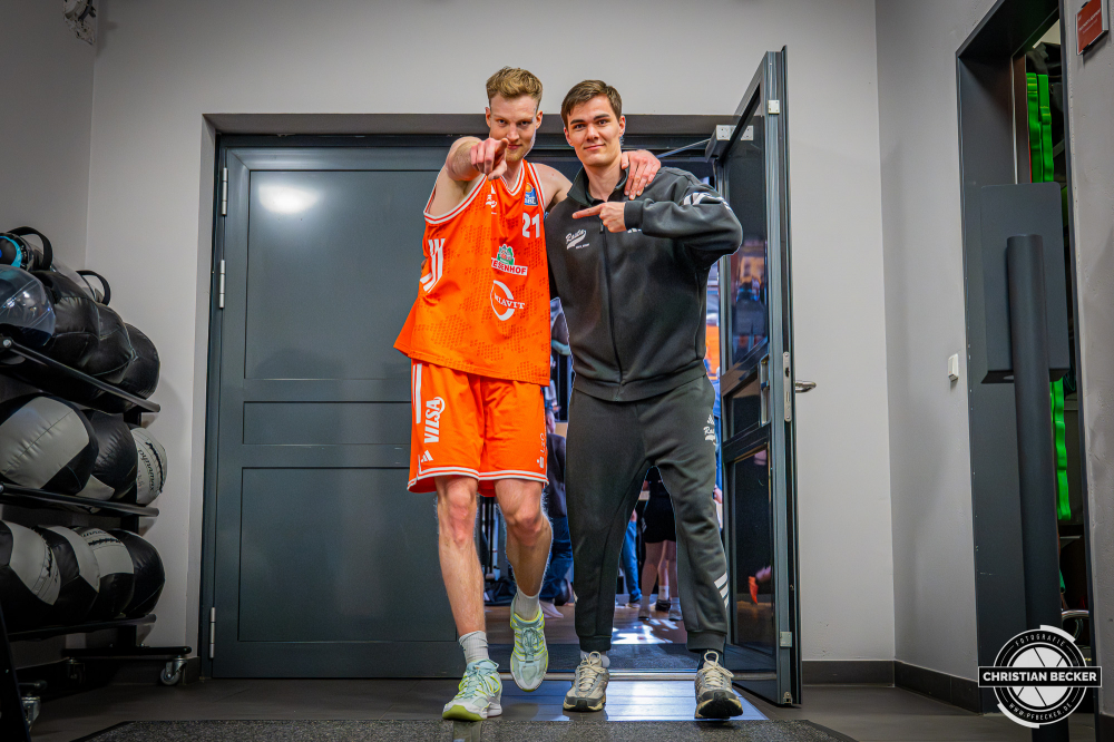 1. Basketball Bundesliga, easyCredit BBL, Saison 2025/2026, Herren, Hauptrunde, 31. Spieltag, 24.04.2026, RASTA Vechta - L&ouml;wen Braunschweig
Lars Thiemann (#21 - RASTA Vechta) und Joschka Ferner (#9 - RASTA Vechta) nach der Partie
Schlüsselwörter: 1. Bundesliga;24.04.2026;31. Spieltag;BBL;Basketball;Braunschweig;Hauptrunde;Liga;L&ouml;wen;RASTA;RASTA Dome;Saison 2025/2026;Vechta;easycredit