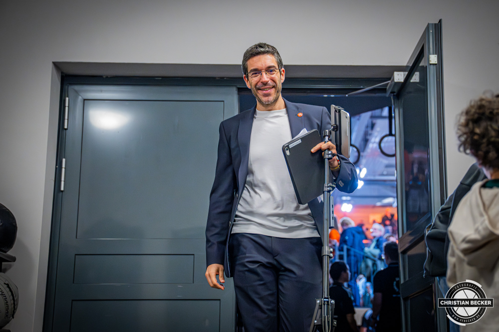 1. Basketball Bundesliga, easyCredit BBL, Saison 2025/2026, Herren, Hauptrunde, 31. Spieltag, 24.04.2026, RASTA Vechta - L&ouml;wen Braunschweig
Miguel Zapata (Assistent Coach - RASTA Vechta) nach der Partie
Schlüsselwörter: 1. Bundesliga;24.04.2026;31. Spieltag;BBL;Basketball;Braunschweig;Hauptrunde;Liga;L&ouml;wen;RASTA;RASTA Dome;Saison 2025/2026;Vechta;easycredit