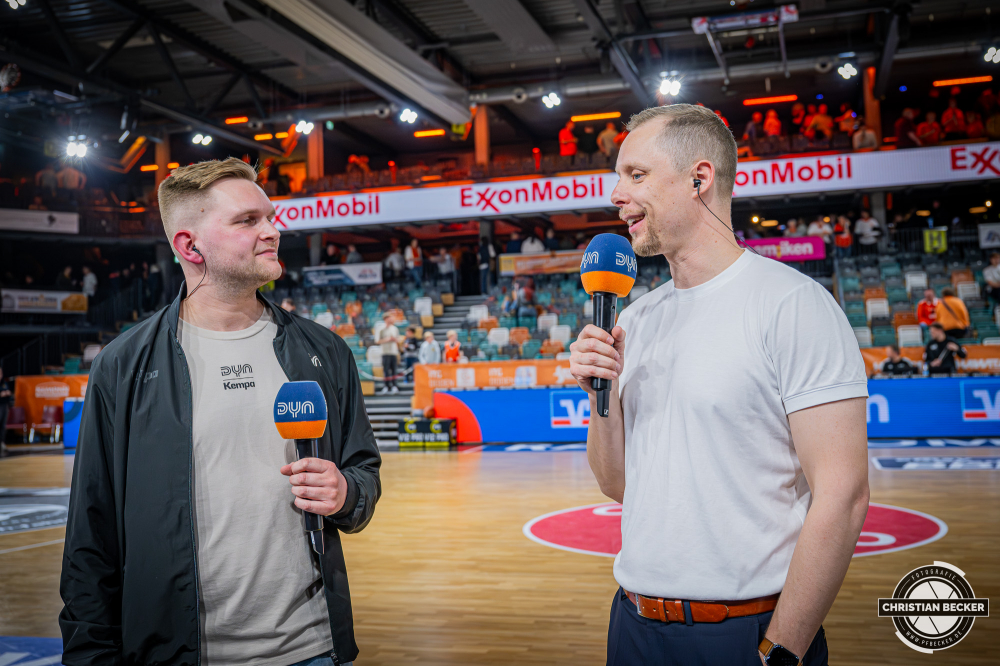 1. Basketball Bundesliga, easyCredit BBL, Saison 2025/2026, Herren, Hauptrunde, 31. Spieltag, 24.04.2026, RASTA Vechta - L&ouml;wen Braunschweig
Christian Held (Head-Coach - RASTA Vechta) beim Interview mit Johannes H&uuml;lstrung (Moderator DYN Media)
Schlüsselwörter: 1. Bundesliga;24.04.2026;31. Spieltag;BBL;Basketball;Braunschweig;Hauptrunde;Liga;L&ouml;wen;RASTA;RASTA Dome;Saison 2025/2026;Vechta;easycredit