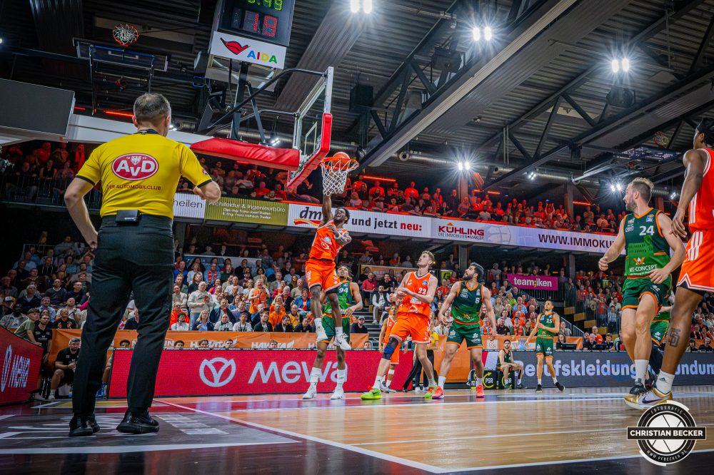 1. Basketball Bundesliga, easyCredit BBL, Saison 2025/2026, Herren, Play-Ins, Spiel um Platz 7, 12.05.2026, RASTA Vechta - Gladiators Trier
TJ Bamba (#5 - RASTA Vechta) beim Dunk
Schlüsselwörter: 1. Bundesliga;12.05.2026;BBL;Basketball;Gladiators;Liga;Play-Ins;RASTA;RASTA Dome;Saison 2025/2026;Trier;VET-CONCEPT;Vechta;easycredit