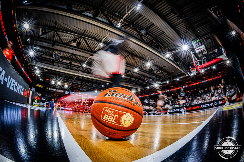 1. Basketball Bundesliga, easyCredit BBL, Saison 2026/2027, Herren, Hauptrunde, 2. Spieltag, 24.09.2026, RASTA Vechta - Bamberg Baskets
Der Spielball der easyCredit Basketball Bundesliga vor der Partie
Schlüsselwörter: 1. Bundesliga;2. Spieltag;24.09.2026;BBL;BMA 365;Bamberg;Basketball;Baskets;Hauptrunde;Liga;RASTA;RASTA Dome;Saison 2025/2026;Vechta;easycredit