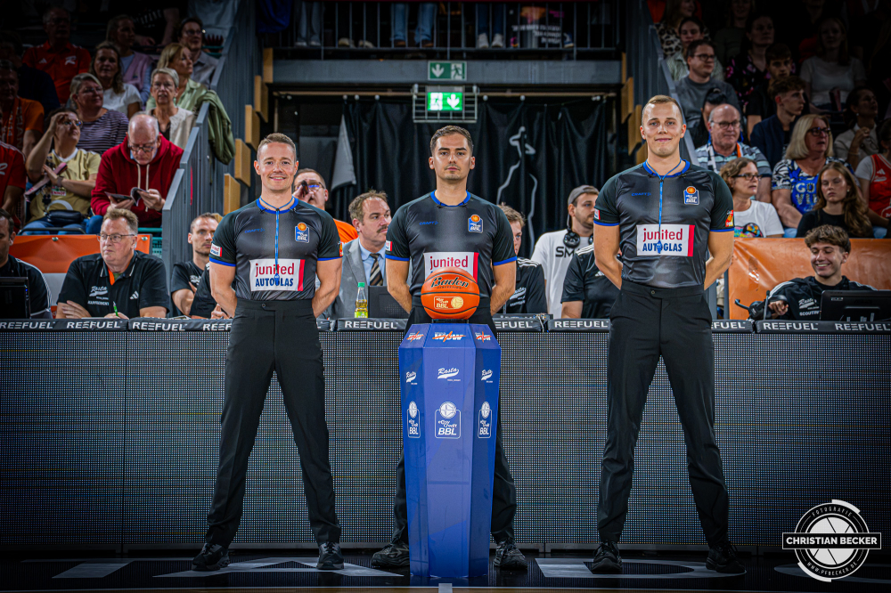 1. Basketball Bundesliga, easyCredit BBL, Saison 2026/2027, Herren, Hauptrunde, 2. Spieltag, 24.09.2026, RASTA Vechta - Bamberg Baskets
Die Schiedsrichter vor der Partie
Schlüsselwörter: 1. Bundesliga;2. Spieltag;24.09.2026;BBL;BMA 365;Bamberg;Basketball;Baskets;Hauptrunde;Liga;RASTA;RASTA Dome;Saison 2025/2026;Vechta;easycredit