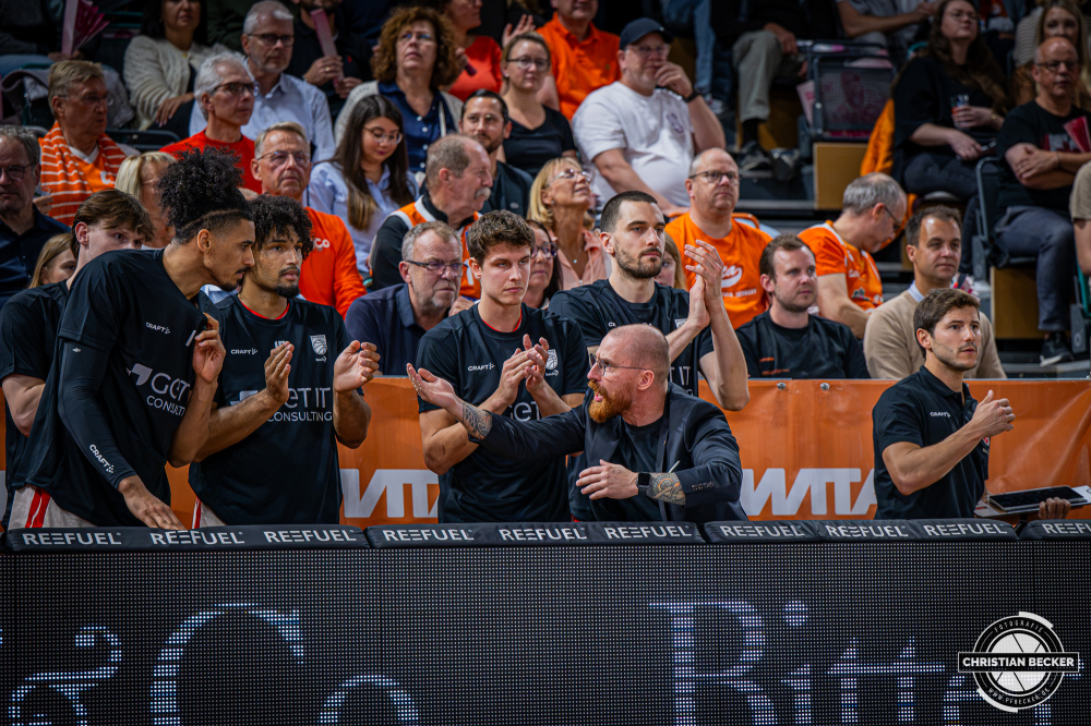 1. Basketball Bundesliga, easyCredit BBL, Saison 2026/2027, Herren, Hauptrunde, 2. Spieltag, 24.09.2026, RASTA Vechta - Bamberg Baskets
Das Team der BMA365 Bamberg Baskets w&auml;hrend der Partie
Schlüsselwörter: 1. Bundesliga;2. Spieltag;24.09.2026;BBL;BMA 365;Bamberg;Basketball;Baskets;Hauptrunde;Liga;RASTA;RASTA Dome;Saison 2025/2026;Vechta;easycredit