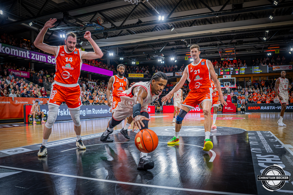 1. Basketball Bundesliga, easyCredit BBL, Saison 2026/2027, Herren, Hauptrunde, 2. Spieltag, 24.09.2026, RASTA Vechta - Bamberg Baskets
Jordan Jones (#4 - BMA365 Bamberg Baskets) in Aktion
Schlüsselwörter: 1. Bundesliga;2. Spieltag;24.09.2026;BBL;BMA 365;Bamberg;Basketball;Baskets;Hauptrunde;Liga;RASTA;RASTA Dome;Saison 2025/2026;Vechta;easycredit