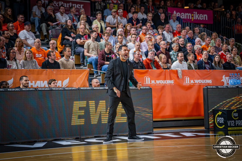 1. Basketball Bundesliga, easyCredit BBL, Saison 2026/2027, Herren, Hauptrunde, 2. Spieltag, 24.09.2026, RASTA Vechta - Bamberg Baskets
Jesus Ramirez (Head Coach - BMA365 Bamberg Baskets) w&auml;hrend der Partie
Schlüsselwörter: 1. Bundesliga;2. Spieltag;24.09.2026;BBL;BMA 365;Bamberg;Basketball;Baskets;Hauptrunde;Liga;RASTA;RASTA Dome;Saison 2025/2026;Vechta;easycredit