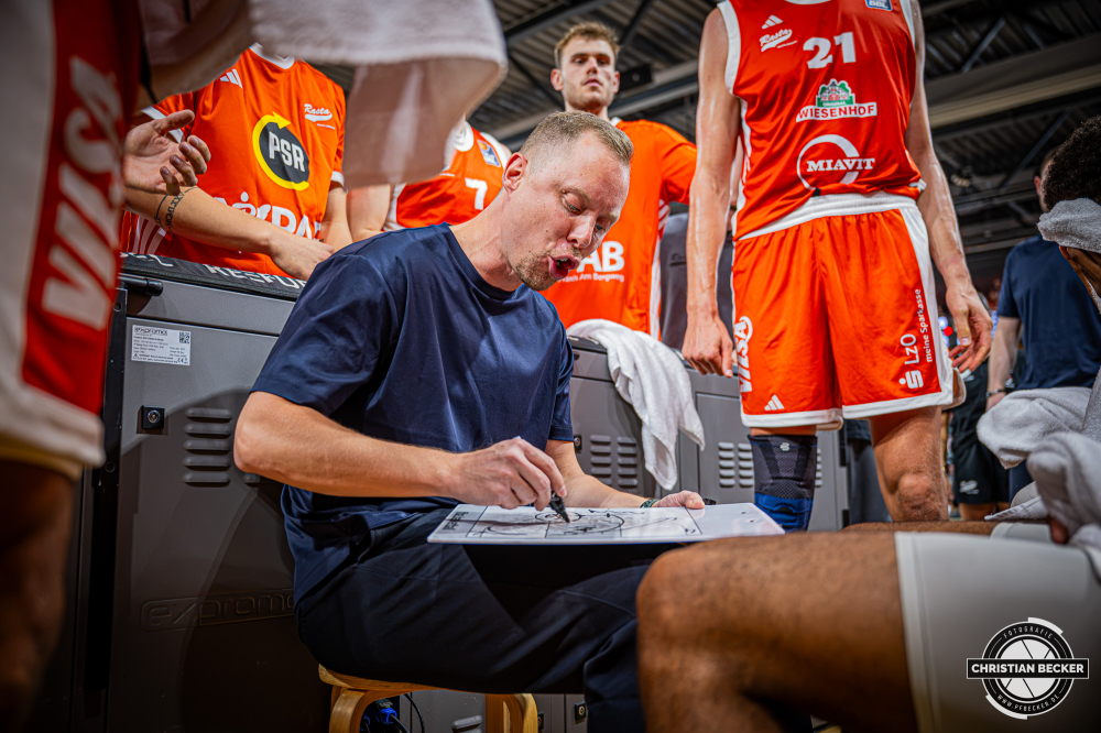 1. Basketball Bundesliga, easyCredit BBL, Saison 2026/2027, Herren, Hauptrunde, 2. Spieltag, 24.09.2026, RASTA Vechta - Bamberg Baskets
Christian Held (Head-Coach - RASTA Vechta) w&auml;hrend der Partie
Schlüsselwörter: 1. Bundesliga;2. Spieltag;24.09.2026;BBL;BMA 365;Bamberg;Basketball;Baskets;Hauptrunde;Liga;RASTA;RASTA Dome;Saison 2025/2026;Vechta;easycredit