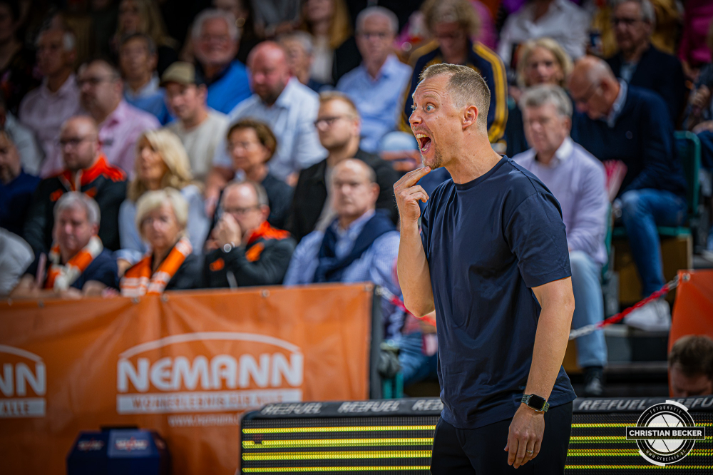 1. Basketball Bundesliga, easyCredit BBL, Saison 2026/2027, Herren, Hauptrunde, 2. Spieltag, 24.09.2026, RASTA Vechta - Bamberg Baskets
Christian Held (Head-Coach - RASTA Vechta) w&auml;hrend der Partie
Schlüsselwörter: 1. Bundesliga;2. Spieltag;24.09.2026;BBL;BMA 365;Bamberg;Basketball;Baskets;Hauptrunde;Liga;RASTA;RASTA Dome;Saison 2025/2026;Vechta;easycredit