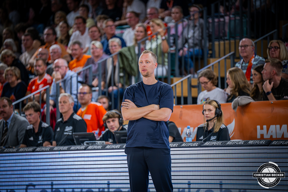 1. Basketball Bundesliga, easyCredit BBL, Saison 2026/2027, Herren, Hauptrunde, 2. Spieltag, 24.09.2026, RASTA Vechta - Bamberg Baskets
Christian Held (Head-Coach - RASTA Vechta) w&auml;hrend der Partie
Schlüsselwörter: 1. Bundesliga;2. Spieltag;24.09.2026;BBL;BMA 365;Bamberg;Basketball;Baskets;Hauptrunde;Liga;RASTA;RASTA Dome;Saison 2025/2026;Vechta;easycredit