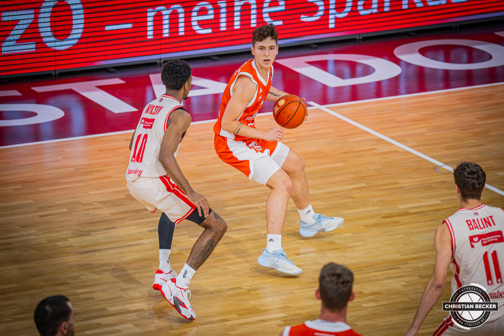 1. Basketball Bundesliga, easyCredit BBL, Saison 2026/2027, Herren, Hauptrunde, 2. Spieltag, 24.09.2026, RASTA Vechta - Bamberg Baskets
Dominik Dolic (#8 - RASTA Vechta) in Aktion
Schlüsselwörter: 1. Bundesliga;2. Spieltag;24.09.2026;BBL;BMA 365;Bamberg;Basketball;Baskets;Hauptrunde;Liga;RASTA;RASTA Dome;Saison 2025/2026;Vechta;easycredit