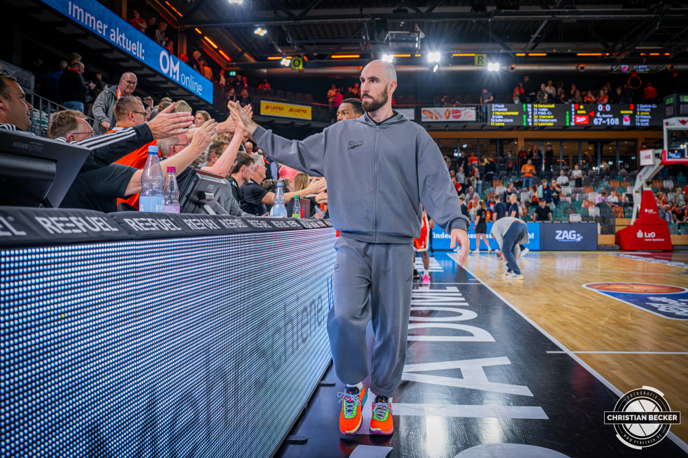 1. Basketball Bundesliga, easyCredit BBL, Saison 2026/2027, Herren, Hauptrunde, 2. Spieltag, 24.09.2026, RASTA Vechta - Bamberg Baskets
Tommy Kuhse (#12 - RASTA Vechta) nach der Partie
Schlüsselwörter: 1. Bundesliga;2. Spieltag;24.09.2026;BBL;BMA 365;Bamberg;Basketball;Baskets;Hauptrunde;Liga;RASTA;RASTA Dome;Saison 2025/2026;Vechta;easycredit