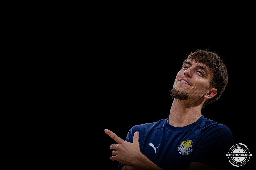 1. Basketball Bundesliga, easyCredit BBL, Saison 2026/2027, Herren, Hauptrunde, 3. Spieltag, 27.09.2026, EWE Baskets Oldenburg - Veolia Towers Hamburg
Zachary Ensminger (#3 - EWE Baskets Oldenburg) vor der Partie
Schlüsselwörter: 1. Bundesliga;27.09.2026;3. Spieltag;BBL;Basketball;Baskets;EWE;Hamburg;Hauptrunde;Liga;Oldenburg;RASTA Dome;Saison 2026/2027;Towers;Veolia;easycredit